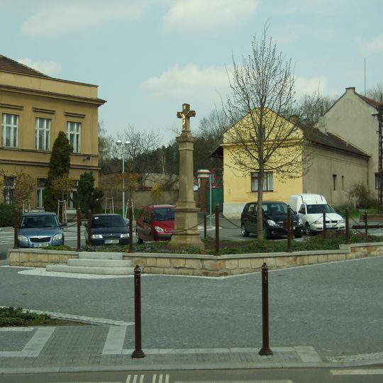 Kříž na náměstí ve Všetatech