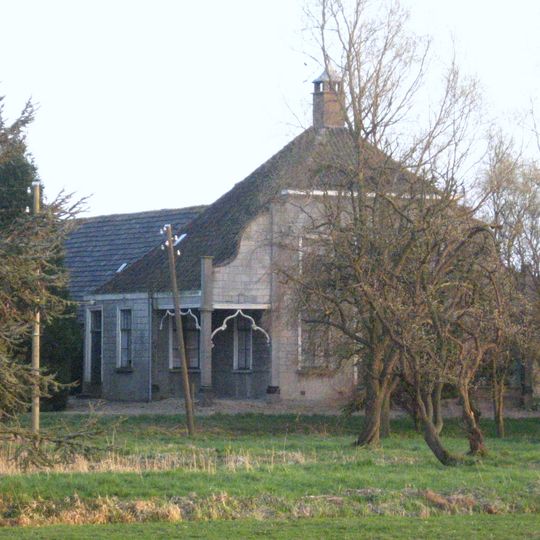 Boerderij van het kop-romptype gebouwd in traditioneel-ambachtelijke stijl met een woonhuis in eclectische stijl