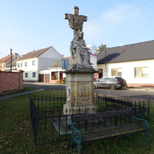 Kříž se sousoším Piety na Hodonínské ulici v Rohatci