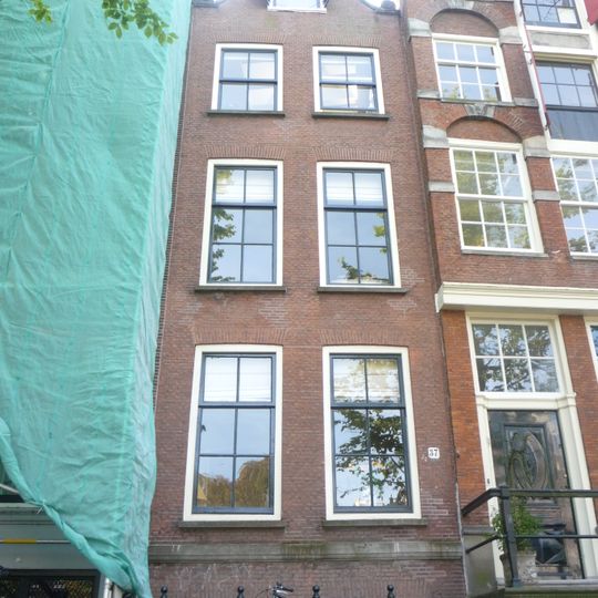 Huis, vanwege de natuurstenen afdekking van de klokvormige top