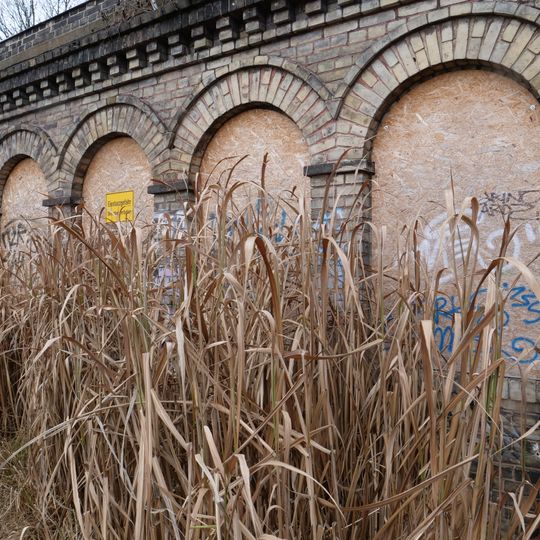 Militärfiskalische Siedlung, Wohnhäuser und Remise des ehemaligen Feuerwerkslaboratoriums Neuendorfer Straße 31-37, Eiswerderstraße 1/5, 9