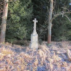 Kříž na okraji lesa Kopaniny západně od Myslotína