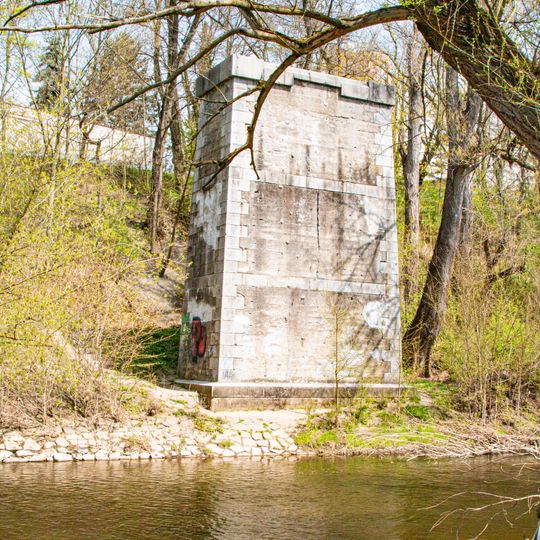 Mostní pilíř bývalé úzkokolejné dráhy Špitálka v parku Na Vinici v Pardubicích