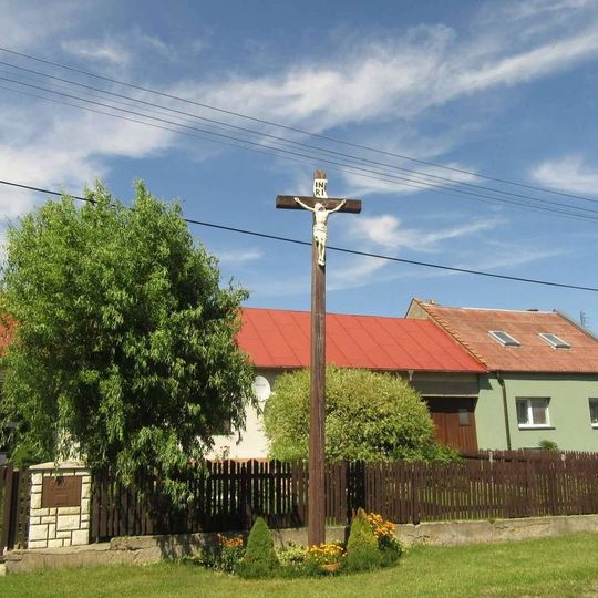 Dřevěný kříž v Hačkách u silnice