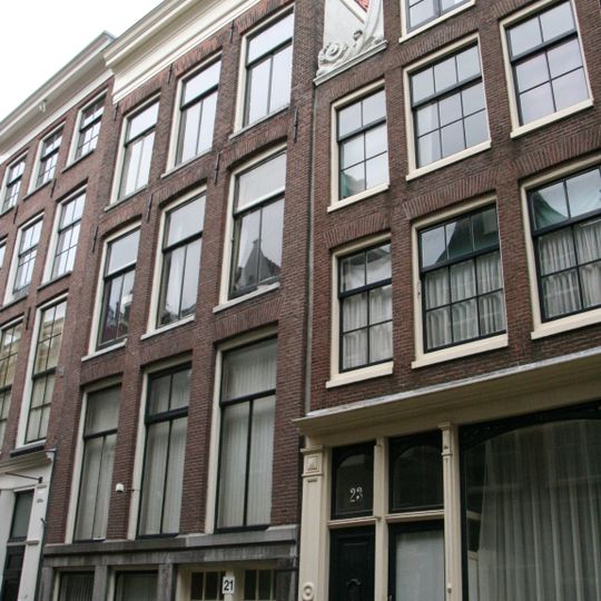 Pand met gevel onder rechte lijst