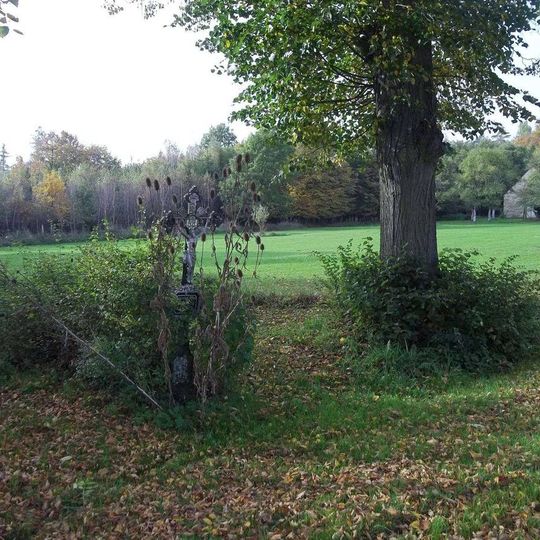 Kříž západně od Vícemile u rozcestí