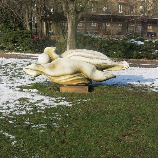 Keramická plastika Mušle v parku v ulici Josefa Skupy v Mostě