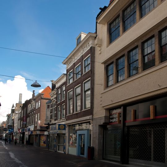 Pand met verkropte lijstgevel