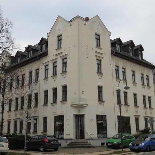 Mietshaus in halboffener Bebauung in Ecklage mit Laden und Vorgarten Bodelschwinghstraße 23