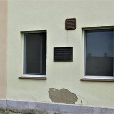 Pamětní deska slovanského pohřebiště na školce v Řepově