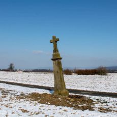 Kříž za Palonínem vedle cyklostezky v polích