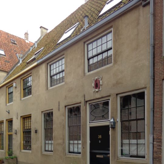 Pand met gepleisterde gevel met gevelsteen onder gezamenlijk dak met nr. 38