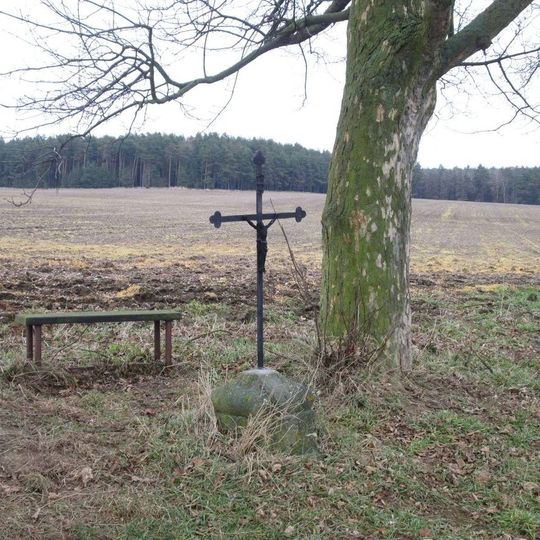 Kříž východně od Žebnice mezi stromy