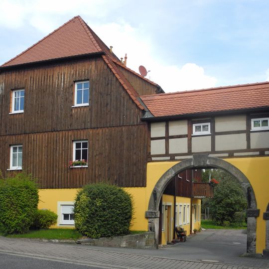 Zwei Wohnhäuser, verbunden durch Hofmauer mit Torbogen und Pforte Schulstraße 19