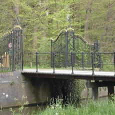 Leeuwenburgh: brug met inrijhek die toegang geeft tot de Leeuwenburgherlaan