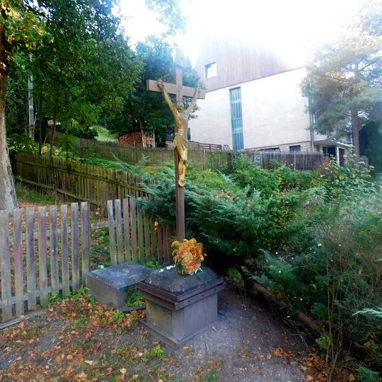 Kříž u kostela v Březové