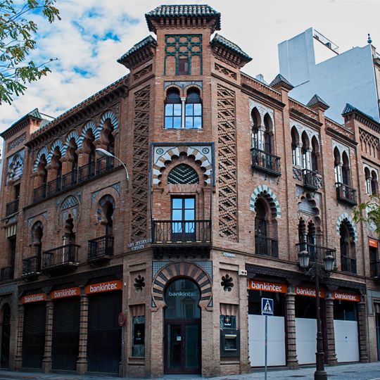 Edificio de viviendas y comercio para Manuel Nogueira