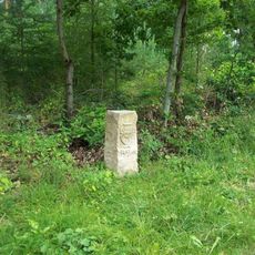 Kříž v lese na rozcestí západně od Chanovic