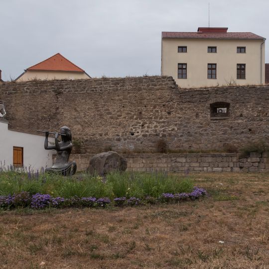 Socha dívky s flétnou v parku v Sokolské ulici v České Lípě