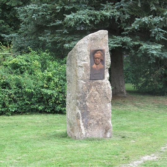Goethův pomník u polikliniky v Nejdku