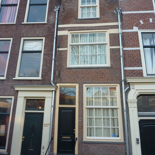 Pand met smalle verminkte topgevel, later gewijzigd