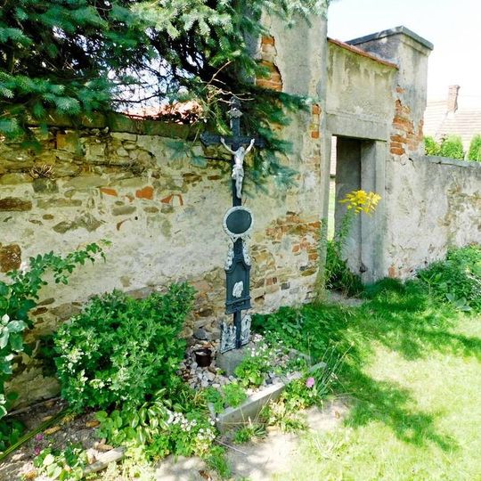 Kříž před kostelem v Čechticích