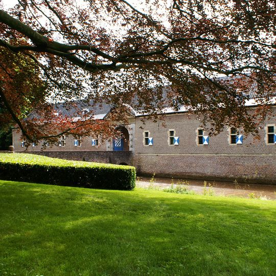 Kasteel Hillenraad: brug over de buitengracht naar het voorplein