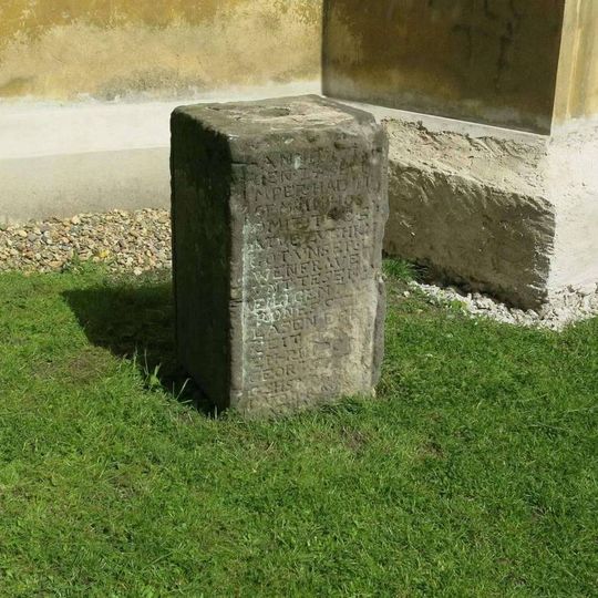 Podstavec s ulomeným křížem za kostelem ve Světci