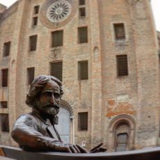 Monumento Giuseppe Verdi su panchina