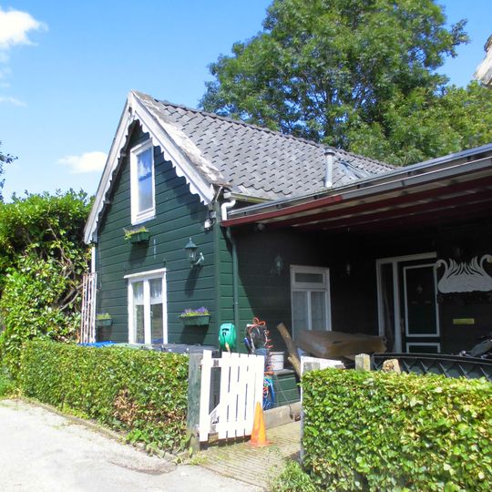 Houten huis met zolderverdieping onder mansardekap