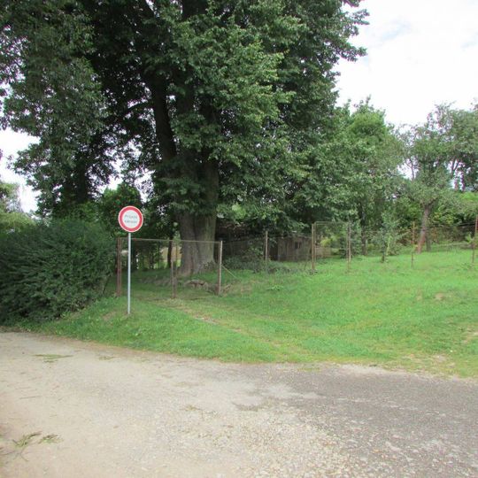 Kříž v zahrádkářské kolonii u železniční tratě v Pelhřimově