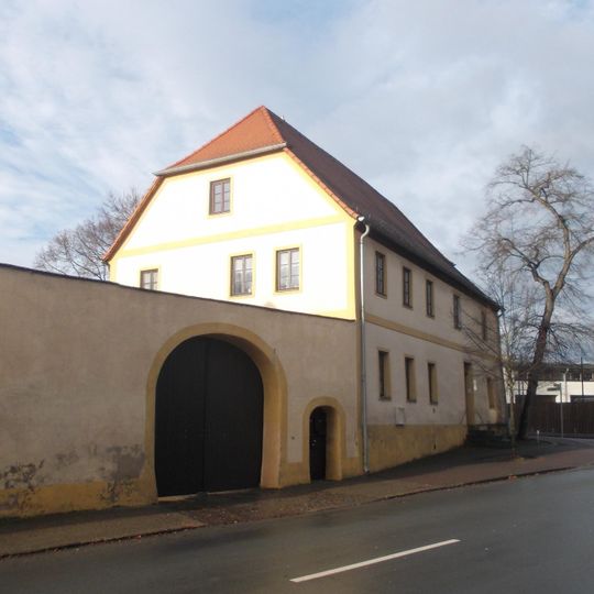 Pfarrhaus, Nebengebäude und Einfriedungsmauer mit Torbogen eines Pfarrhofes Mühlstraße 10