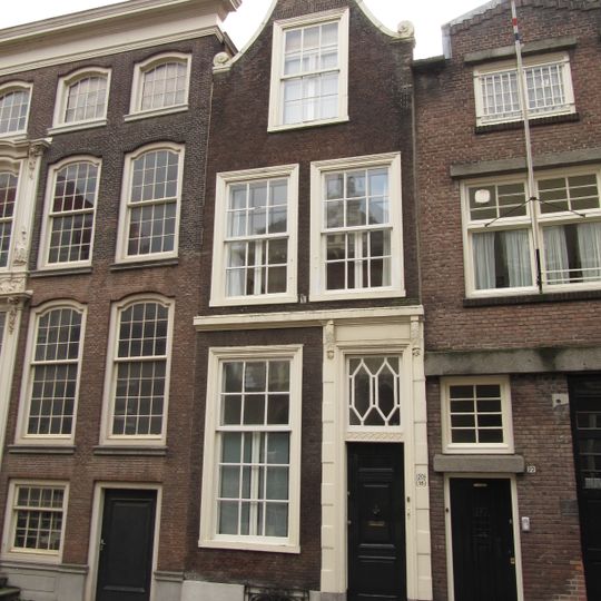 Pand met klokgevel met frontonbekroning en voluten