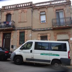 Masia amb elements decoratius modernistes