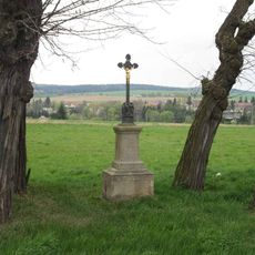 Kříž u Kralovic u silnice I/27