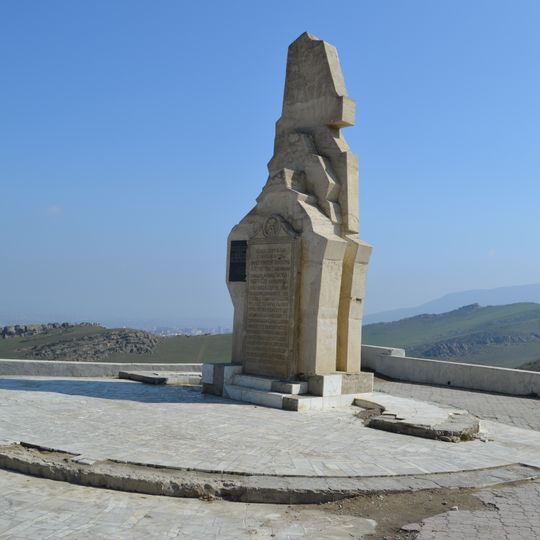 Обелиск строителям дороги Порт-Петровск - Темир-Хан-Шура