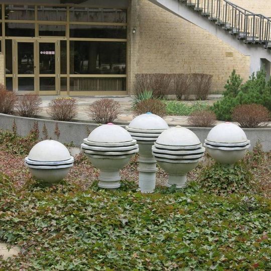 Keramické plastiky v atriu Magistrátu v Mostě