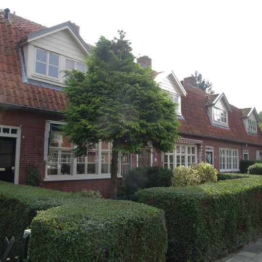 Rij van vier woningen in Interbellumstijl