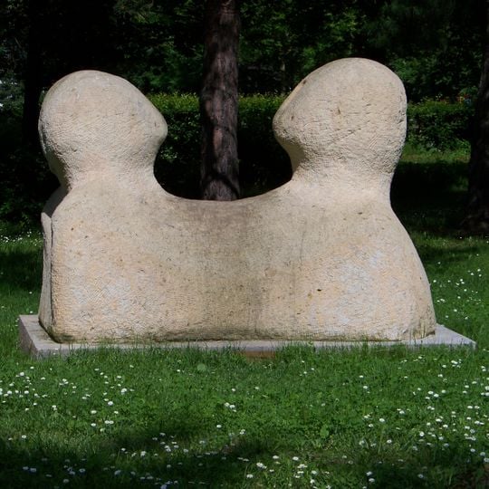 Kamenná plastika Spolu v parku nad sportovní halou v Mostě