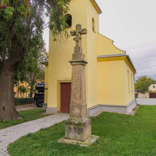 Kříž v Hlivicích před kaplí na návsi
