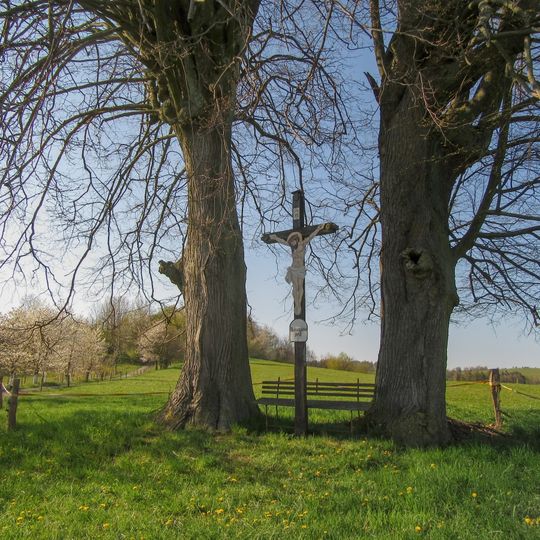 Dřevěný kříž u Drozdova při polní cestě