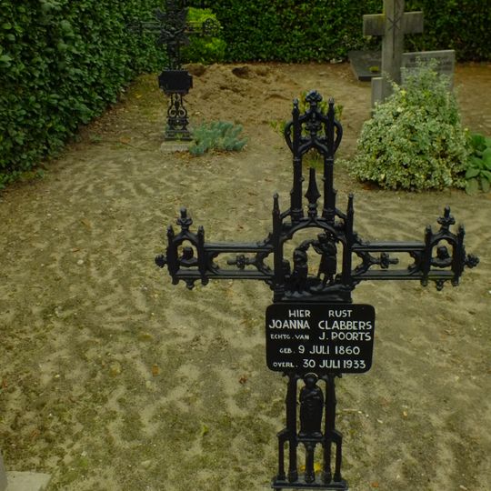R.K. Kerkhof Sambeek: grafkruis van J. Clabbers