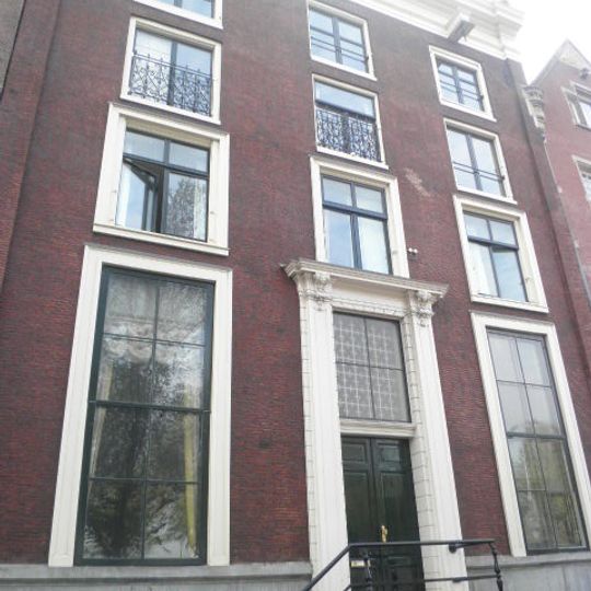 Dubbel huis met gevel deur en snijraamhek