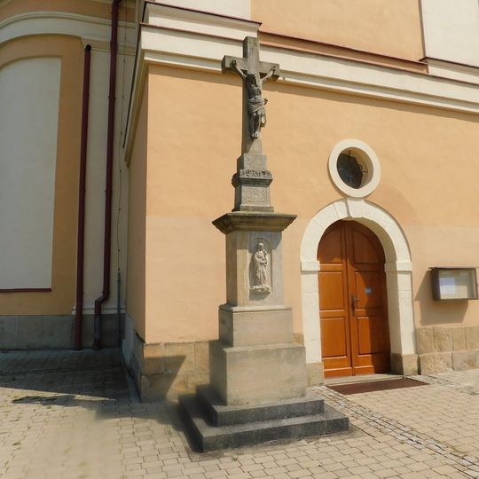Kříž u kostela v Malenovicích