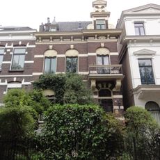 Herenhuis met hek uit 1889 in neorenaissance-stijl