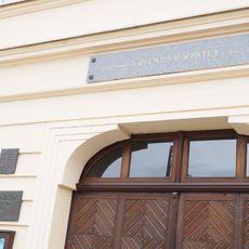 Pamětní deska Zikmunda Wintera na gymnáziu na Žižkově náměstí v Rakovníku