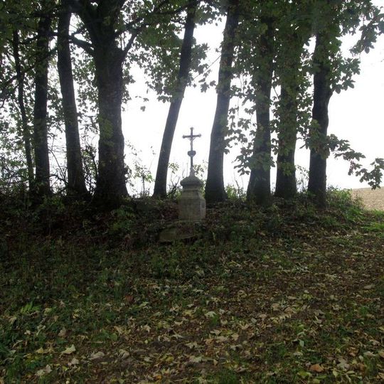 Kříž severně od Řesanic u výjezdu na pole