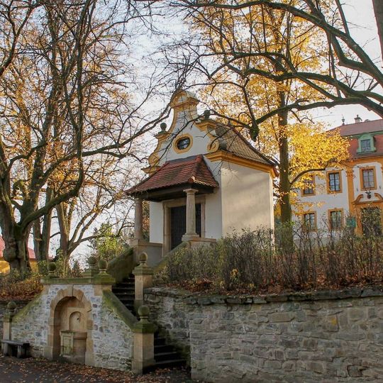 Kaple Panny Marie v Bouzově před hradem