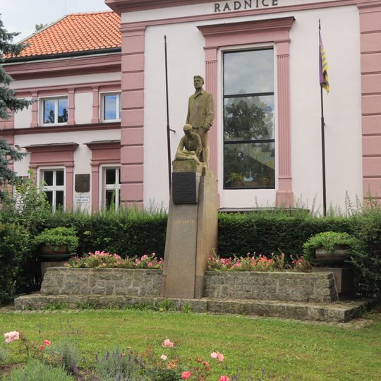 Pomník obětem válek u radnice v Čakovicích