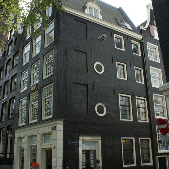 Hoekhuis met klokgevel